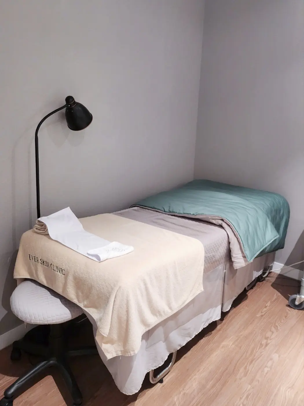 Interior of EVER SKIN CLINIC, a seoul skin clinic in Apgujeong 6
